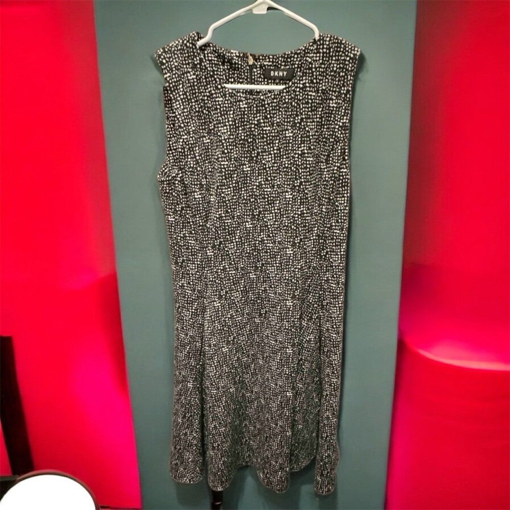 DKNY Monochrome Knit Pattern size 6 dress pit to pit 16in length 36in